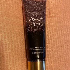 VS Velvet Petals Shimmer Fragrance Lotion